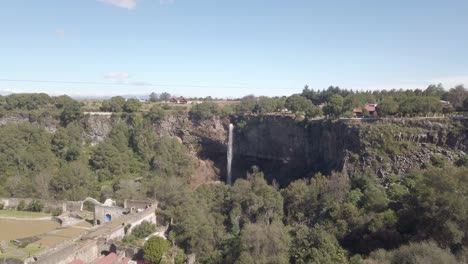 Wasserfall-Aus-Der-Geologischen-Formation-Der-Basaltprismen,-San-Miguel-Regla,-Mexiko-2