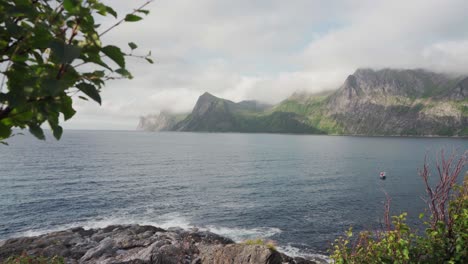 Schöne-Aussicht-Auf-Das-Meer-Und-Den-Segla-berg-Auf-Der-Insel-Senja,-Norwegen