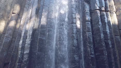 Waterfall-from-the-basalt-prisms-geological-formation,-San-Miguel-Regla,-Mexico