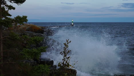 Lake-Superior,-Minnesota-waves-crashing