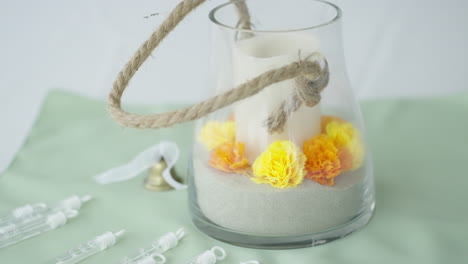 Hochzeitstisch-Mit-Kerzen,-Blumen-Und-Blasen-Für-Kinder