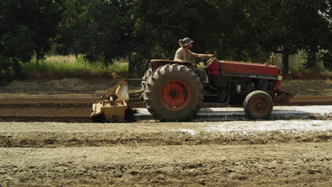Tractor-Con-Accesorio-Especial-Preparando-Y-Labrando-El-Campo,-Equipo-Agrícola-En-Cámara-Lenta