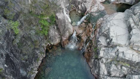 Da-Portala-Do-Homem-Wasserfall-Im-Peneda-gerês-Nationalpark-In-Portugal,-überfliegender-Dolly-Tilt-Antenne