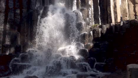 Wasserfall-Aus-Der-Geologischen-Formation-2-Der-Basaltprismen,-San-Miguel-Regla,-Mexiko