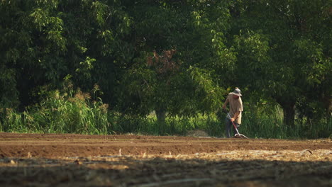 Agricultor-Aislado-Preparando-El-Campo,-Modificando-La-Tierra-De-Plantación-Antes-De-La-Temporada-De-Cosecha