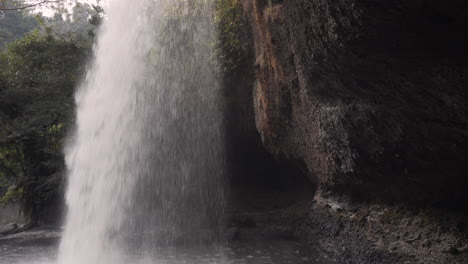 4k-Nahaufnahme-Eines-Wasserfalls,-Der-Von-Einer-Seite-Aus-Gesehen-Wurde-Und-Mitten-In-Einem-üppigen,-Verlorenen-Dschungel-Wasser-Spritzte,-Aufgenommen-Auf-Einer-Reise-In-Südostasiatische-Nationalparks