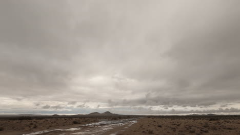 Timelapse,-Gruesas-Nubes-Grises-Soplan-En-El-Desierto-De-Mojave-Antes-De-La-Tormenta-De-Invierno