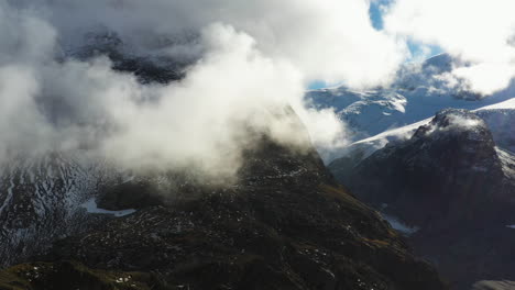Filmische-Rotierende-Drohnenaufnahmen-Der-Schweizer-Alpen-In-Der-Schweiz-Mit-Schnee-Auf-Den-Gipfeln