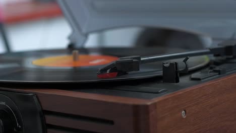 Hand-placing-the-turntable-head-on-the-vinyl-record