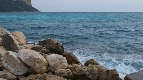 slowmotion-shot-of-the-sea-in-Cassis,-France