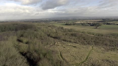 Idyllische-Britische-Landwirtschaft-Wiesen-Landschaft-Felder-Luftbild-Ziehen-Sich-Zurück-über-Grüne-Bäume-Landschaft