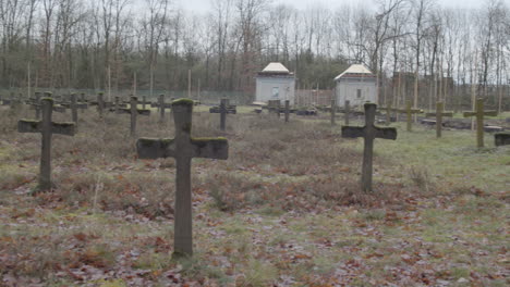 Weite-Pfanne-über-Alten-Grabsteinen-Auf-Einem-Von-Unkraut-überwucherten-Friedhof
