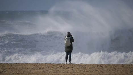 Slow-motion-of-a-wave-break-on-the-beach-in-Nazaré,-Portugal