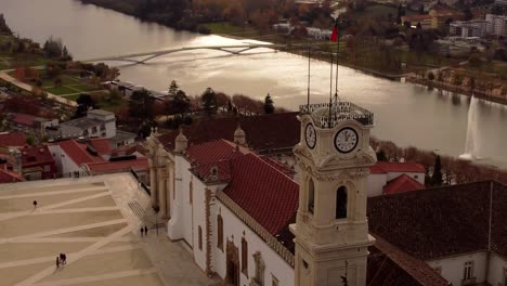 Coimbra-Luftaufnahme-Des-Uhrenturms-Der-Universität-Mit-Portugaler-Flagge-Drohne-Aufnahmen-Der-Alten-Stadt