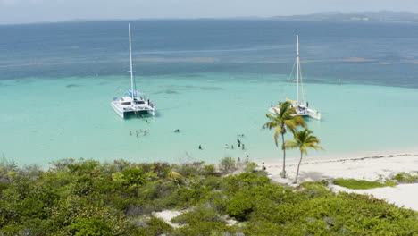 Yacht-Mit-Touristen-Im-Tropischen-Puerto-Rico-Urlaub-In-Cayo-Icacos