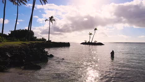 Sobrevuelo-De-Silueta-De-Esnórquel-Desde-La-Playa-Hasta-Una-Isla-Reluciente,-La-Mejor-Experiencia-Hawaiana-En-La-Playa-De-Kāhala,-Honolulu-En-2021