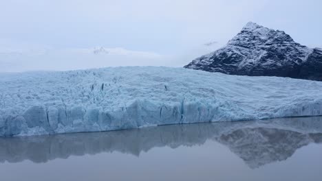 Die-Wunderbare-Gletscherlagune-Von-Fjallsárlón-In-Island---Drohnenaufnahme-Aus-Der-Luft
