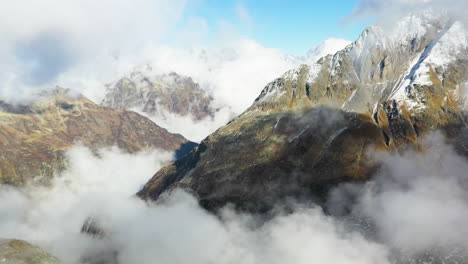 Imágenes-Cinematográficas-De-Drones-Giratorios-De-La-Montaña-Gotthard-En-Los-Alpes-Suizos-En-Suiza-Con-Nieve-En-Los-Picos