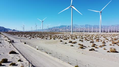 Un-Sinfín-De-Turbinas-Eólicas-Que-Producen-Energía-En-El-Desierto-De-Arena-Caliente,-Vista-Aérea-De-Drones