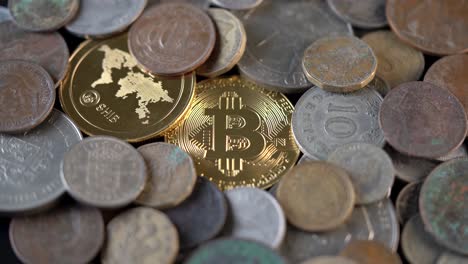 Altes-Und-Neues-Geld,-Bitcoin-Und-Shiba-Inu-münze-Umgeben-Von-Alten-Münzen