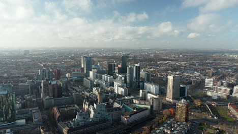 Panoramablick-Auf-Das-Stadtzentrum-Von-Rotterdam-In-Den-Niederlanden-Bei-Tag---Drohnenaufnahme-Aus-Der-Luft
