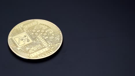 Rückseite-Einer-Goldenen-Bitcoin-Kryptowährung,-Die-Sich-Gegen-Den-Uhrzeigersinn-Dreht