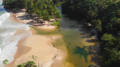 Luftaufnahme-Des-Flusses-Yarra,-Der-An-Diesem-Epischen-Ort-An-Der-Nordküste-Von-Trinidad-Und-Tobago-Auf-Den-Ozean-Trifft