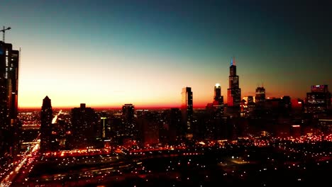 Luftaufnahme,-Die-Zur-Magischen-Stunde-über-Die-Skyline-Von-Chicago-Schwenkt