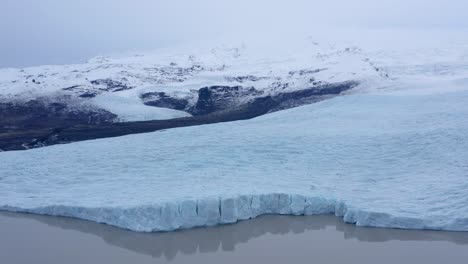 Lago-Natural-Congelado-De-Fjallsa-Rlo-N-En-Islandia---Toma-Aérea