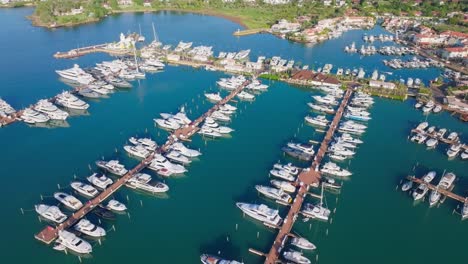 Vogelperspektive-Auf-Yacht-Und-Boote,-Die-Im-Sommer-In-Der-Dominikanischen-Republik-Am-Jachthafen-Casa-De-Campo-Festgemacht-Sind