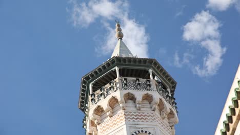 Detail-Des-Hohen-Tunesischen-Turms-Mit-Arabischen-Maurischen-Architekturstilen,-Außenfassade-Dekoriert