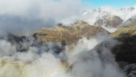 Filmische-Rotierende-Drohnenaufnahmen-Der-Schweizer-Alpen-In-Der-Schweiz-Mit-Schnee-Auf-Den-Gipfeln-Bei-Bewölkten-Bedingungen