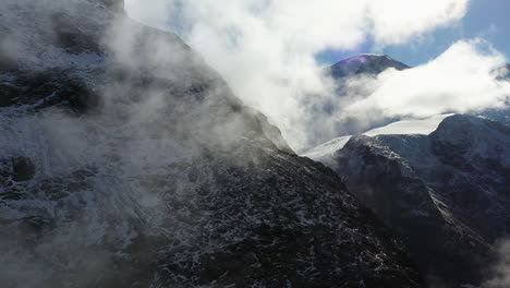 Imágenes-Cinematográficas-De-Drones-Giratorios-De-Los-Alpes-Suizos-Nublados-En-Suiza-Con-Nieve-En-Los-Picos