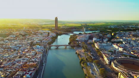 Drohne-Fliegt-Direkt-Auf-Die-Skyline-über-Dem-Fluss-Guadalquivir,-Sevilla-Spanien-4k-23fps