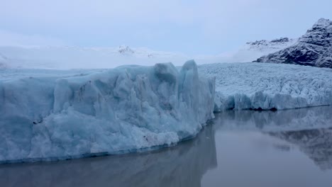 Schwenk-über-Die-Gletscherlagune-Fjallsárlón-Und-Vatnajokull-In-Südisland