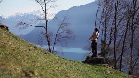 Bareskin-Läuft-In-Der-Wildnis-Und-Schätzt-Das-Leben-In-Interlaken,-Schweiz