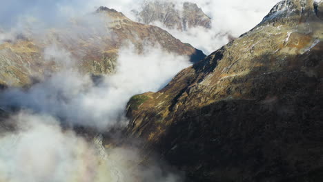 Imágenes-Cinematográficas-Reveladoras-De-Drones-De-La-Montaña-Gotthard-En-Los-Alpes-Suizos-En-Suiza-Con-Nieve-En-Los-Picos