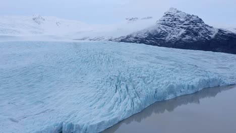 Laguna-De-Iceberg-Fjallsárlón-En-El-Parque-Nacional-Del-Glaciar-Vatnajokull-En-Islandia---Toma-Aérea-De-Drones