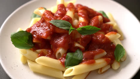 Pasta-Penne-En-Salsa-De-Tomate---Estilo-De-Comida-Italiana
