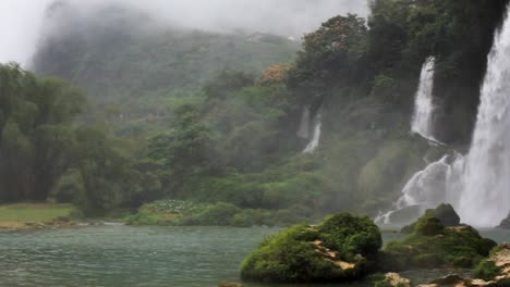 Schwenk-Links-Von-Einem-Wasserfall-In-Ban-Gioc-Vietnam-Mit-Myst