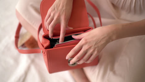 hand-open-a-fashion-leather-bag