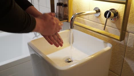 Mann-Wäscht-Sich-Im-Badezimmer-Die-Hände-Mit-Wasser-Und-Seife