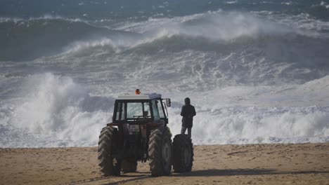 Zeitlupe-Eines-Wellenbruchs-Am-Strand-Von-Nazaré,-Portugal