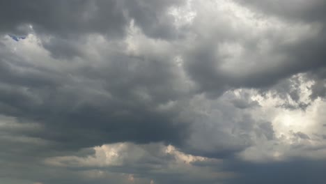 Nubes-De-Tormenta-De-Granizo-Oscuras-Y-Aterradoras-En-El-Cielo-Con-Densas-Nubes-De-Lluvia-Gruesas-Moviéndose-A-Través-De-Los-Cielos