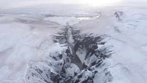 Vista-Aérea-Del-Cañón-Fjaðrárgljúfur-En-El-Sur-De-Islandia-Durante-El-Invierno---Disparo-De-Drones