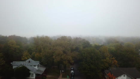 Luftaufnahme-über-Einem-Wohnblock-Mit-Herbstlichen-Bäumen-Bei-Dichtem-Nebel