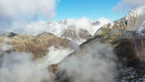 Filmische-Rotierende-Luftaufnahmen-Des-Gotthardberges-In-Den-Schweizer-Alpen-In-Der-Schweiz-Mit-Schnee-Auf-Den-Gipfeln