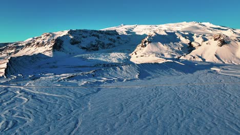 Eine-Seitliche-Aufnahme-Von-Schnee-Und-Gletscherbedeckten-Bergen,-Kvíárjökull-In-Südisland