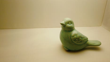 Grüne-Vogeldekoration-Aus-Keramik.-Schwenkbewegung