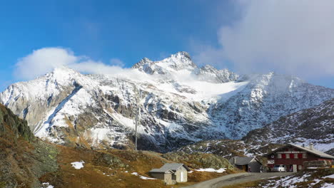 Imágenes-Cinematográficas-De-Drones-De-La-Montaña-Gotthard-Cubierta-De-Nieve-En-Los-Alpes-Suizos-En-Suiza